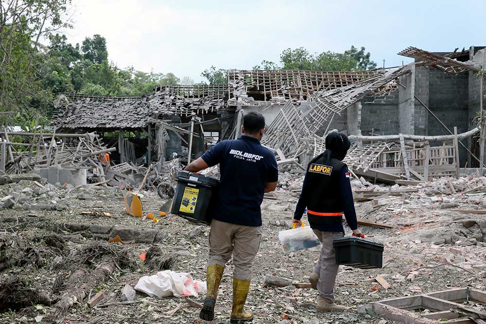  Tim Labfor Polda Jatim Selidiki Ledakan di Blitar Jawa Timur
