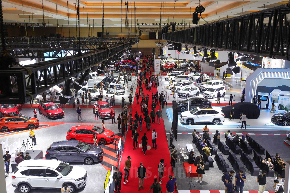 Pengunjung mengamati mobil dalam pameran Indonesia International Motor Show (IIMS) 2023 di JIExpo Kemayoran, Jakarta, Kamis (16/2/2023). Bisnis/Himawan L Nugraha 
