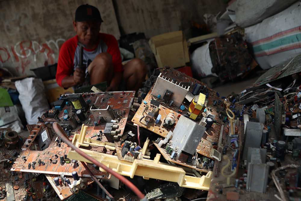  Warga di Yogyakarta Mencari Harta Karun Dari Limbah Elektronik