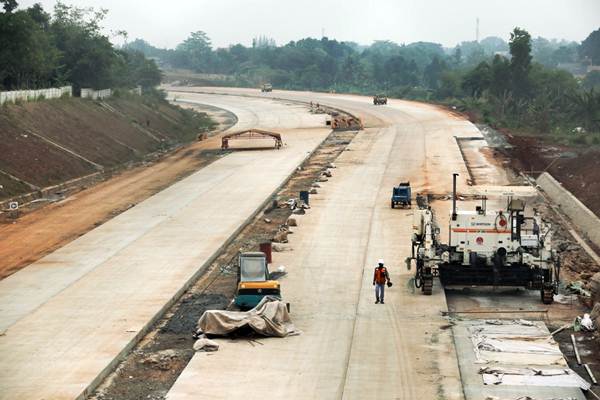 Pekerja beraktivitas di proyek pembangunan jalan tol Kunciran-Serpong jaringan dari tol Jakarta Outer Ring Road 2 (JORR 2) di Tangerang Selatan, Banten, Rabu (19/9/2018)./JIBI-Felix Jody Kinarwan