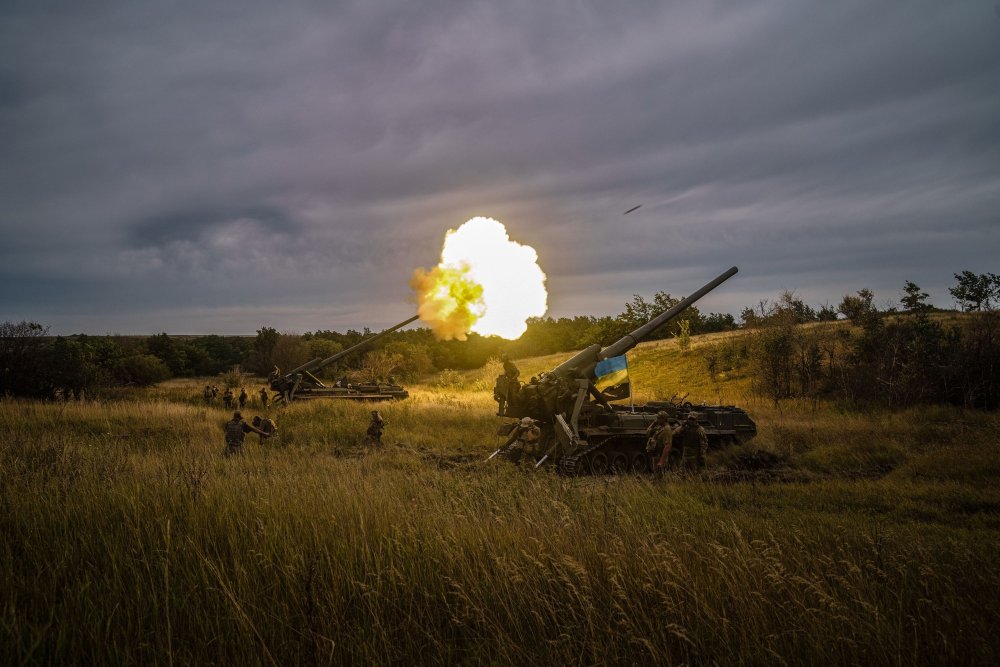 Unit artileri Ukraina menembak ke posisi dekat garis depan di wilayah Kharkiv. Bloomberg/ AFP/Getty Images