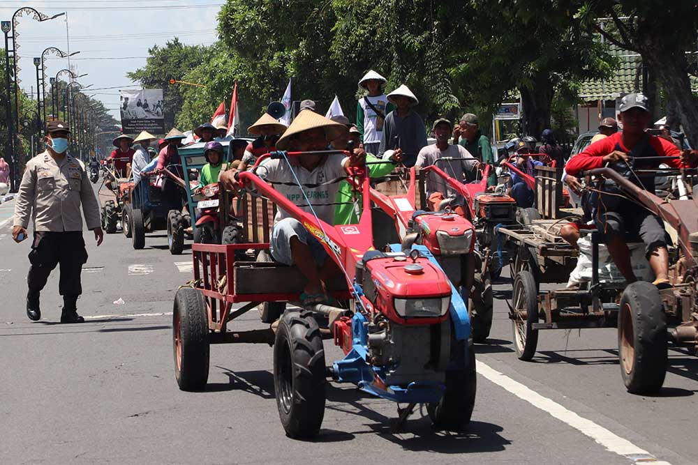  Sulit Mendapatkan Solar Bersubsidi, Petani di Jawa Timur Demo Mengendarai Traktor ke DPRD Jombang