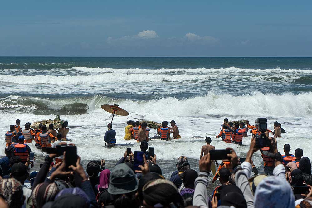  Abdi Dalem Keraton Yogyakarta Ikuti Ritual Labuhan di Pantai Parangkusumo
