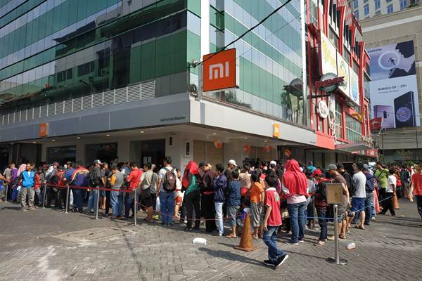Pelanggan mengantre di depan Authorized Mi Store di Roxy Mas, Jakarta pada Minggu (13/5/208). Xiaomi meresmikan pembukaan enam Authorized Mi Store terbaru di Indonesia/Xiaomi