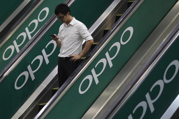 Logo Oppo tampak di stasiun kereta di Singapura./Reuters-Edgar Su