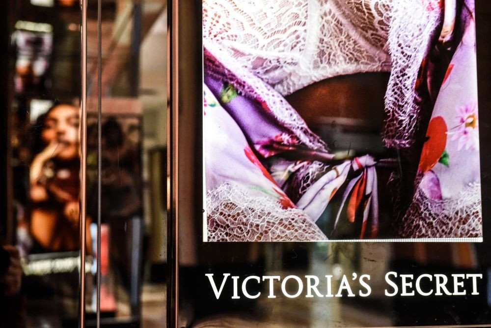 Papan nama di luar toko Victorias Secret di kawasan Brooklyn, New York, AS, pada Kamis, 17 Februari 2022./Bloomberg