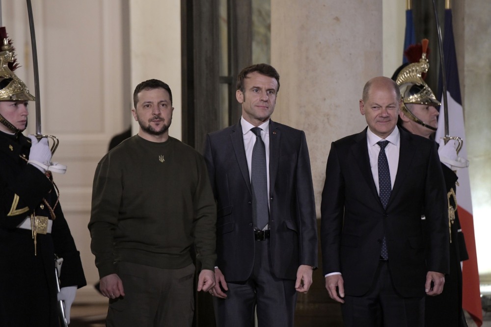 Presiden Ukraina Volodymyr Zelensky (kiri), Presiden Prancis Emmanuel Macron (tengah), dan Kanselir Jerman Olaf Scholz menjelang pertemuan trilateral di Istana Elysee di Paris, Prancis, pada Rabu, 2 Februari 2023. /Bloomberg