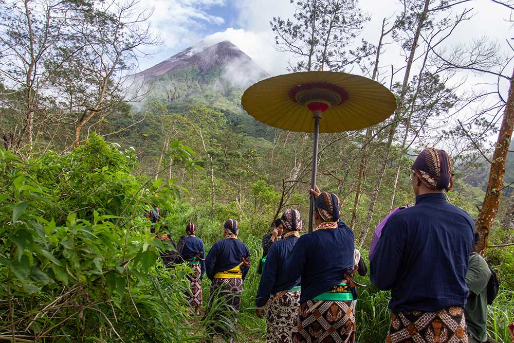  Abdi dalem Keraton Yogyakarta Ikuti Ritual Labuhan Merapi