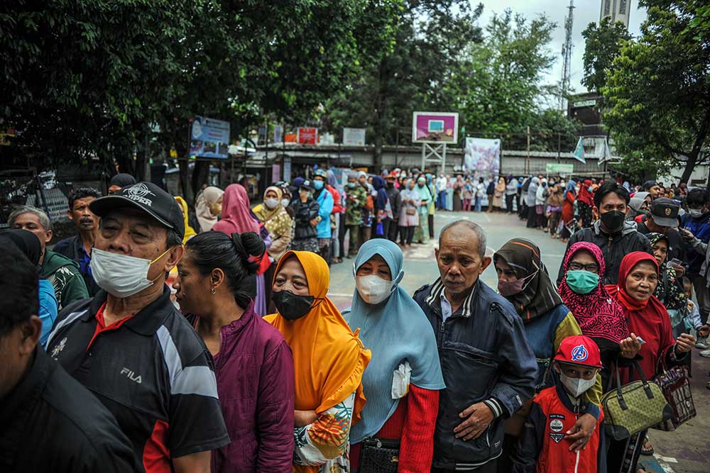  Antrean Warga Berebut Beras Saat Operasi Pasar di Bandung