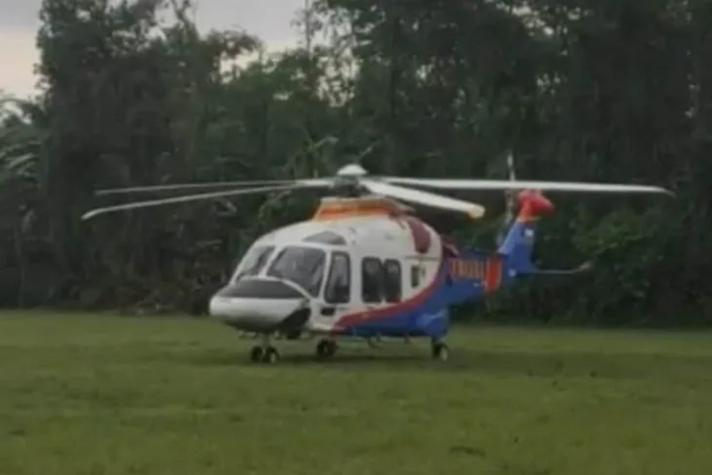 Helikopter angkut yang ditumpangi Kapolda Jatim Irjen Pol Toni Hermanto yang mendarat darurat di lapangan Desa Rejotangan, Tulungagung, Rabu (22/2/2023)./Antara-Foto Warga