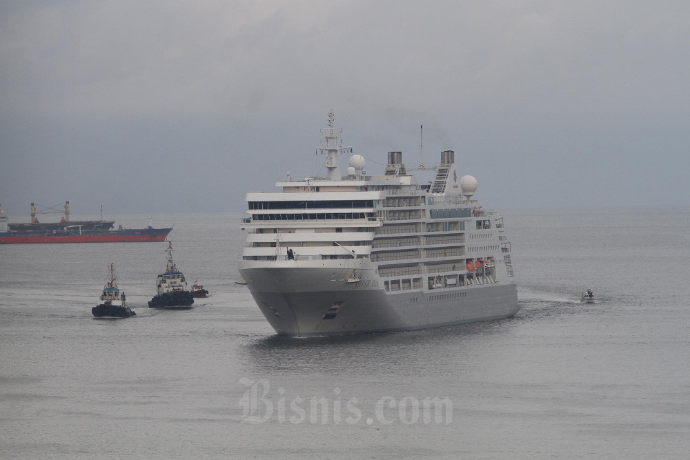  Kapal Pesiar Silver Muse Bersandar di Dermaga Pelabuhan Makassar