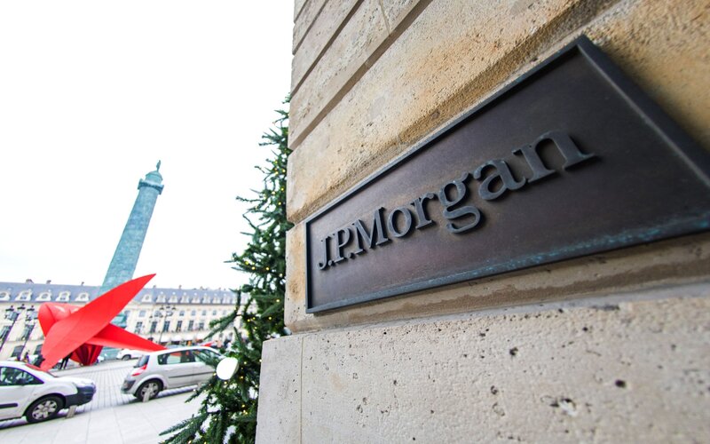 Papan nama JPMorgan Chase  Co. di Paris, Prancis/ Bloomberg - Nathan Laine