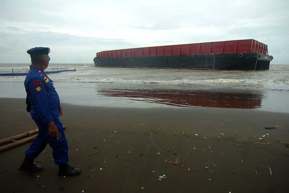  Kapal Tongkang Pengangkut Batubara Terdampar di Pantai Utara