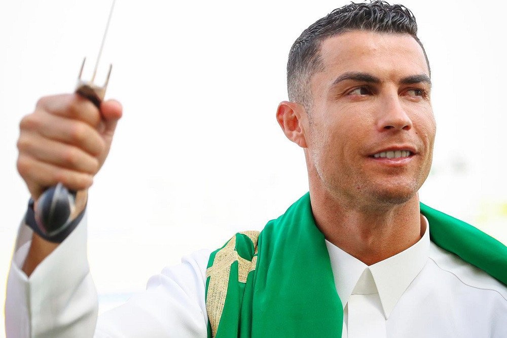  Gagah! Cristiano Ronaldo Tampil dengan Gamis dan Pedang di Hari Pendirian Arab Saudi