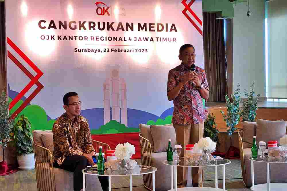 Kepala OJK Regional 4 Jatim, Bambang Mukti Riyadi (kanan) saat pemaparan kinerja jasa keuangan dalam Cangkrukan Media di Surabaya, Kamis (23/2/2023)./Bisnis - Peni Widarti.
