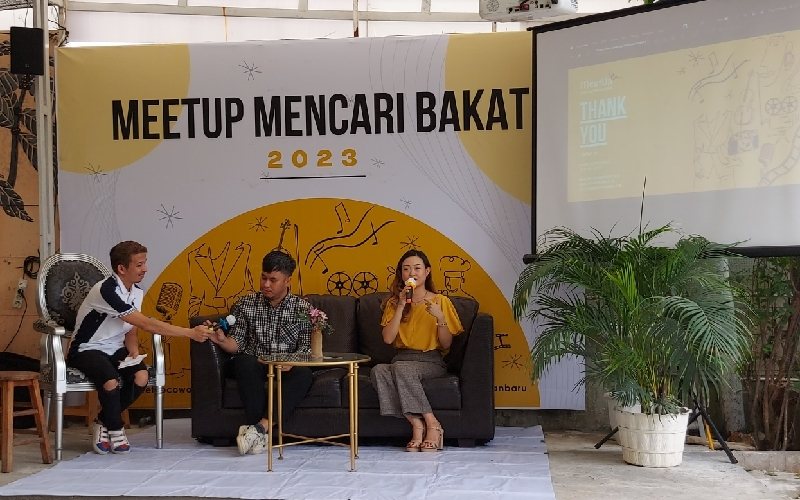 MeetUp, wadah berjejaring kolaborasi dan gaya hidup di Pekanbaru, mendorong pengembangan ekonomi kreatif di wilayah itu dengan menjalankan program MeetUp Mencari Bakat pada tahun ini.
