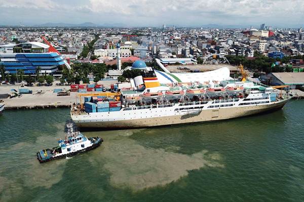 Kapal milik PT Pelayaran Indonesia (Pelni) KM Dobonsolo merapat di dermaga Pelabuhan Makassar, Sulawesi Selatan, Senin (7/1/2019)./Bisnis-Paulus Tandi Bone