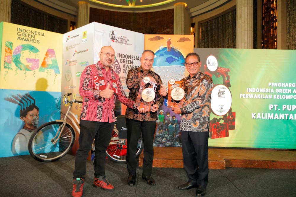 Direktur Keuangan dan Umum Pupuk Kaltim Qomaruzzaman (kanan) memamerkan piala dalam ajang The Best Indonesia Green Awards (IGA) 2023 dari La Tofi School of CSR./JIBI-Istimewa