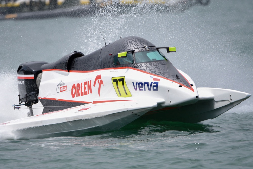  Hasil F1 Powerboat Toba: Bartek Marszalek Raih Kemenangan Perdana Sepanjang Kariernya