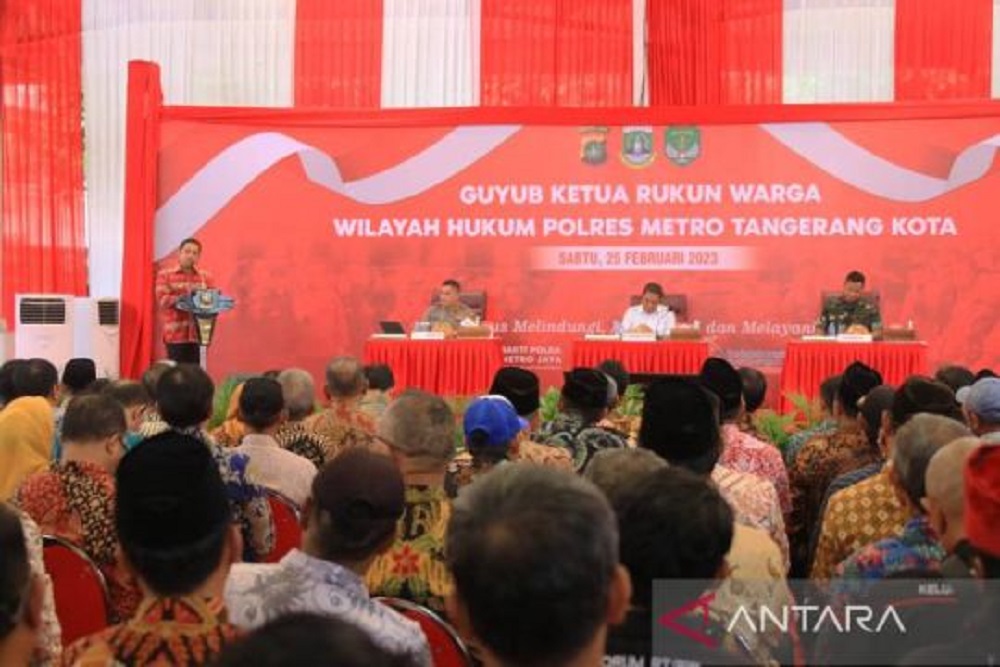 Wali Kota Tangerang Arief R Wismansyah saat memberikan sambutan pada acara Guyub Ketua Rukun Warga (RW) sekaligus melaunching program Polisi RW di Puspemkot Tangerang, Sabtu (25/2/2023). ANTARA.