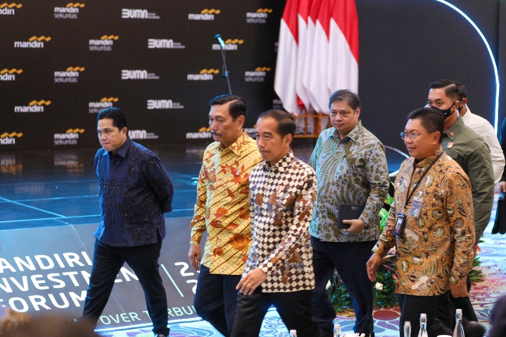 Presiden Joko Widodo (tengah) bersama Menteri BUMN Erick Thohir (kiri), Menteri Koordinator Bidang Kemaritiman dan Investasi Luhut Binsar Pandjaitan (kedua kiri), Menteri Koordinator Bidang Perekonomian Airlangga Hartarto (kedua kanan) dan Direktur Utama PT Bank Mandiri (Persero) Tbk. Darmawan Junaidi (kanan) menghadiri acara Mandiri Investment Forum (MIF) 2023 di Jakarta, Rabu (1/2). JIBI/Bisnis/Suselo Jati.
