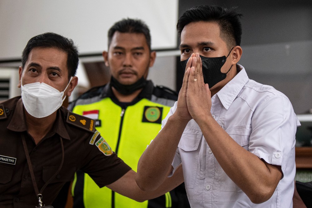 Terdakwa kasus pembunuhan berencana Brigadir Yosua Hutabarat, Richard Eliezer (kanan) alias Bharada E tiba untuk menjalani sidang putusan di Pengadilan Negeri Jakarta Selatan, Jakarta, Rabu (15/2/2023). ANTARA FOTO/Sigid Kurniawan/hp.