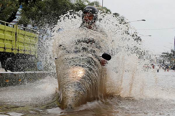 Hujan Deras Guyur Jakarta, Berikut Daftar Wilayah Tergenang Banjir. Pengendara sepeda motor nekat menembus banjir di kawasan Mangga Dua, Jakarta / Reuters