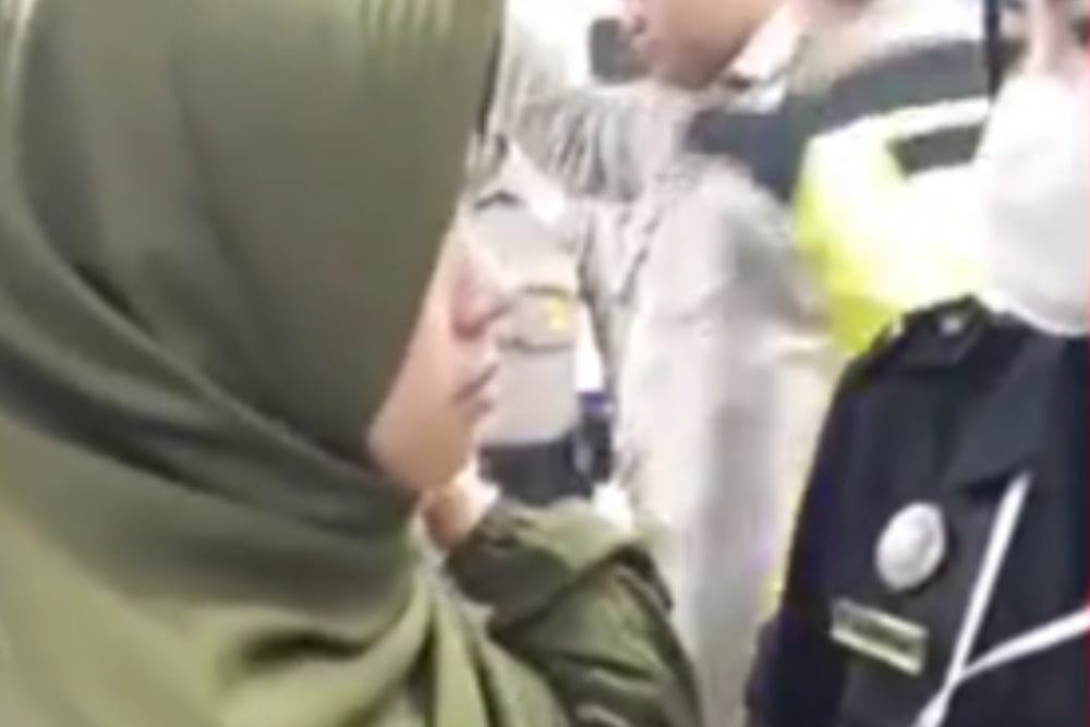 Tangkapan layar video viral wanita diduga pencopet di Masjid Al Jabbar ditangkap/TikTok