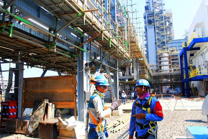 Pekerja beraktivitas di proyek pembangunan pabrik Polyethylene (PE) baru berkapasitas 400.000 ton per tahun di kompleks petrokimia terpadu PT Chandra Asri Petrochemical Tbk (CAP), Cilegon, Banten, Selasa, (18/6/2019)./Bisnis-Triawanda Tirta Aditya