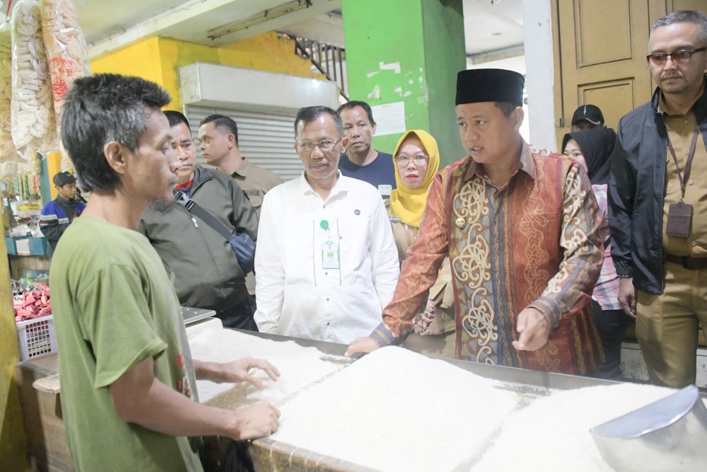 Wakil Gubernur Jawa Barat Uu Ruzhanul Ulum cek harga sembako di Pasar Modern Limbangan, Kecamatan Balubur Limbangan, Kabupaten Garut, Senin (27/2/2023).