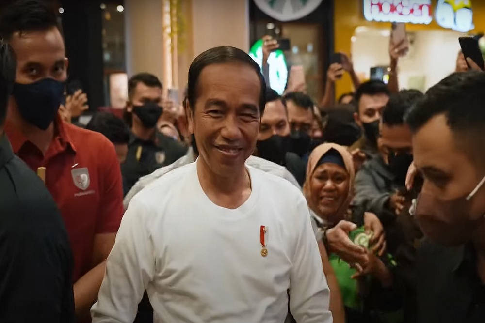 Presiden Jokowi tak memakai masker saat menyapa warga di Mal Living World Pekanbaru, Riau pada Rabu (4/1/2023). Dok Youtube Setpres RI.