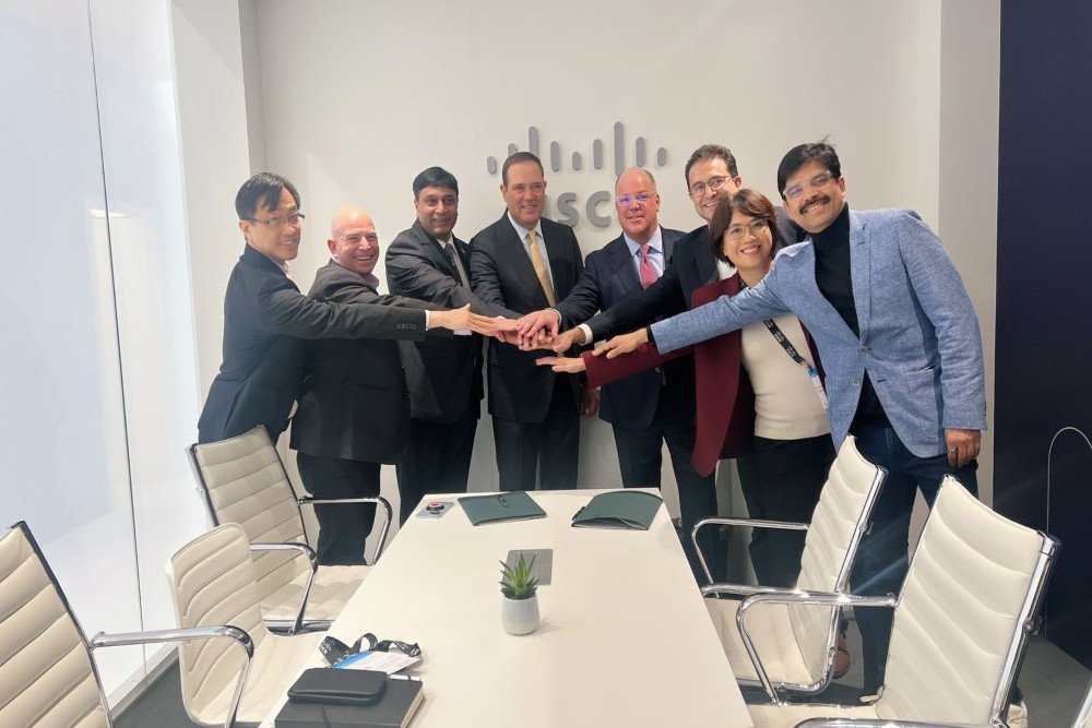 Indosat Ooredoo Hutchison (IOH) dan Cisco menandatangani kerja sama pengembangan layanan Internet of Things (IoT) untuk korporasi di Tanah Air lewat skema B to B/Bisnis-Maria Benyamin