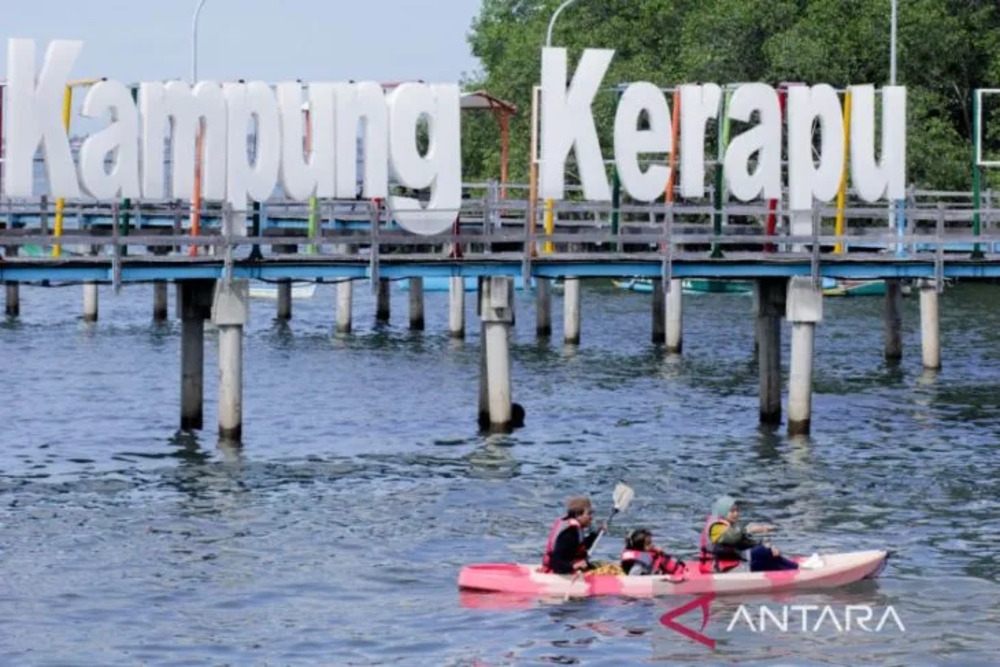Pengunjung wisata Kampung Kerapu Situbondo bermain kano./Antara-Novi Husdinariyanto.
