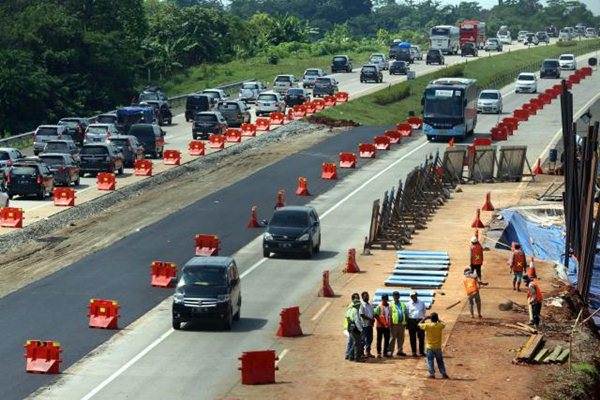 Petugas melakukan perbaikan jalan amblas di KM 103 jalan tol Cikopo-Palimanan (Cipali) arah Cikopo, Subang, Jawa Barat, Sabtu (2/7)./JIBI-Rachman