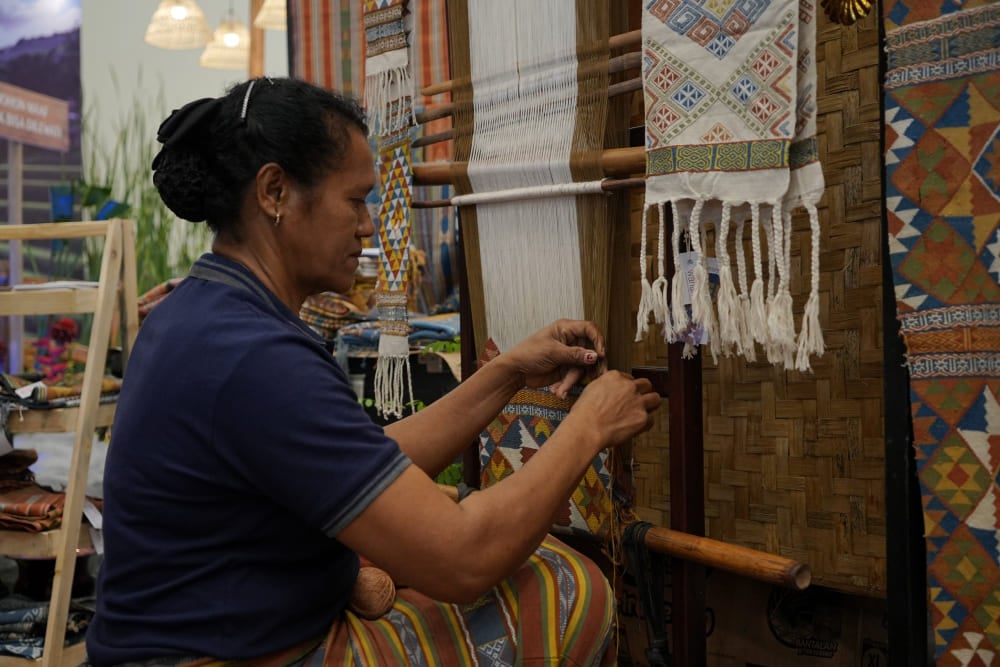  Kisah Inspiratif Ibu Maria, Kuliahkan Anak Berkat Tenun Ikat Warna Alam