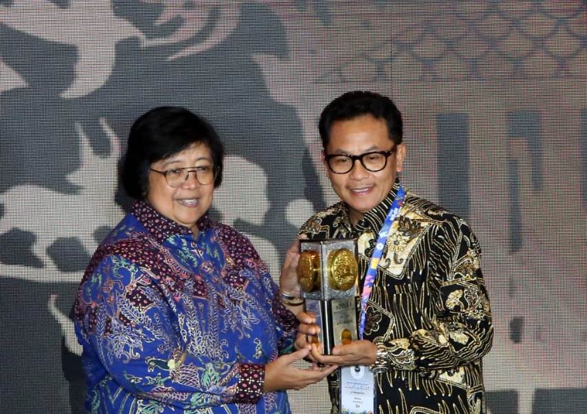 Wali Kota Malang, Sutiaji, menerima Penghargaan Adipura 2022 yang diberikan oleh Menteri Lingkungan Hidup dan Kehutanan (LHK), Siti Nurbaya di Auditorium Gedung Manggala Wanabakti, Jakarta, Selasa (28/2/2023)./Istimewa