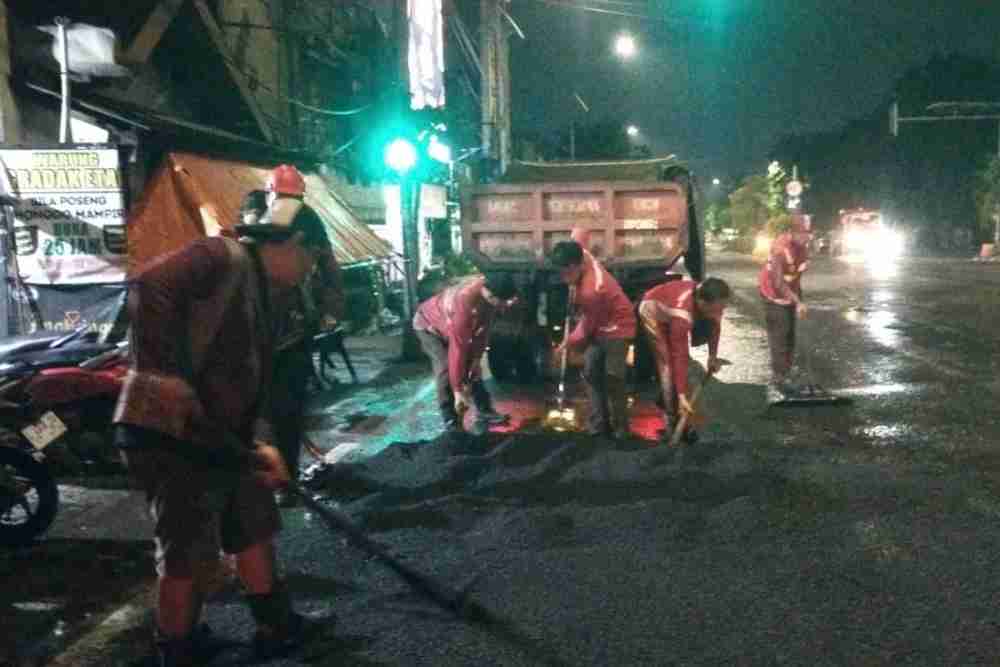  Perbaikan Jalan Rusak, Pemkot Surabaya Alokasikan 120 Ton Aspal per Hari