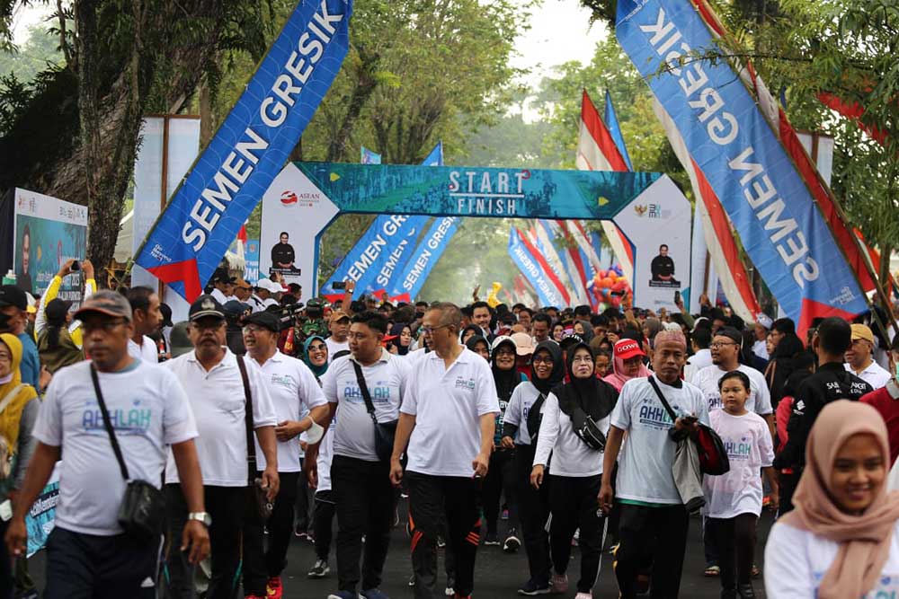  Rayakan HUT ke-25 Kementerian BUMN, SIG dan Anak Usaha Ajak Masyarakat Jalan Sehat di 14 Kabupaten/Kota