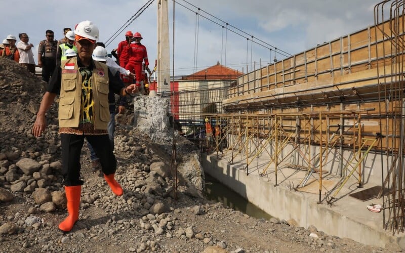  Jalur Pati-Rembang Macet Parah Akibat Pengerjaan Jembatan Juwana