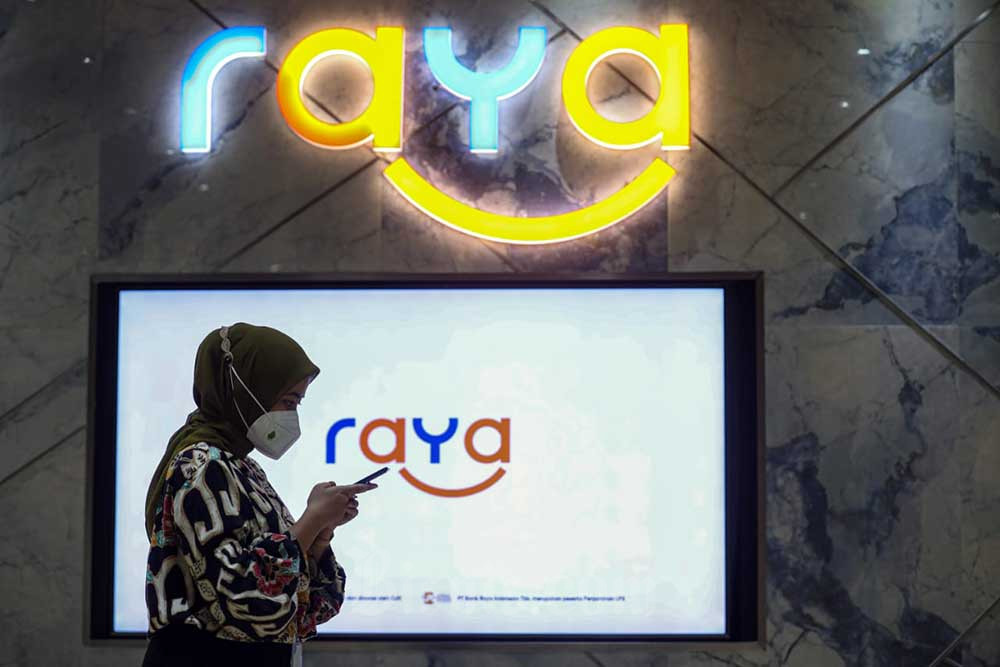 Karyawan beraktivitas di kantor cabang PT Bank Raya Indonesia Tbk. (AGRO), Jakarta, Selasa (3/1/2022). Bisnis/Abdurachman