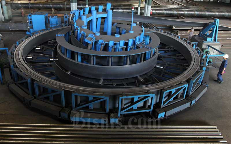 Karyawan PT Krakatau Steel Tbk. menyelesaikan pembuatan pipa baja disebuah pabrik di Cilegon, Banten. Krakatau Steel (KRAS) pada 1 Maret 2023 telah membayar utang Tranche B sebesar Rp2,7 triliun kepada seluruh kreditur perbankan.  Bisnis