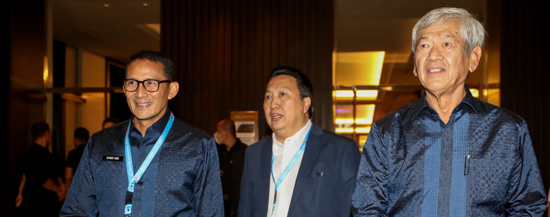Menteri Pariwisata dan Ekonomi Kreatif Sandiaga Uno (dari kiri) bersama dengan Presiden Direktur PT Adaro Energy Indonesia Tbk. (ADRO) Garibaldi Thohir dan Pendiri PT Saratoga Investama Sedaya Tbk. (SRTG) Edwin Soeryadjaya saat acara Saratoga Invesment Summit 2023 di Jakarta, Kamis (26/1/2023). Bisnis/Eusebio Chrysnamurti