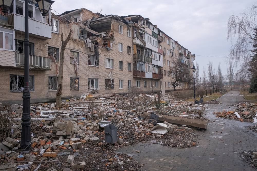 Bangunan yang rusak akibat serangan militer Rusia di Kota Bakhmut, wilayah Donetsk, Ukraina 27 Februari 2023. REUTERS/Alex Babenko