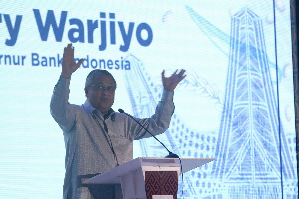 Gubernur Bank Indonesia Perry Warjiyo memberi kata sambutan pada pembukaan Kick Off Gerakan Nasional Pengendalian Inflasi  Pangan (GNPIP) di Makassar, Sulawesi Selatan, Minggu (5/3/2023). JIBI/Bisnis/Paulus Tandi Bone