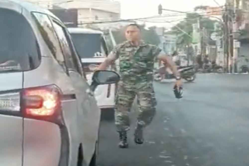  Viral Pria Diduga TNI Ancam Pengguna Jalan Pakai Senjata Tajam, Netizen: Kejam di Kota, Takut di Hutan