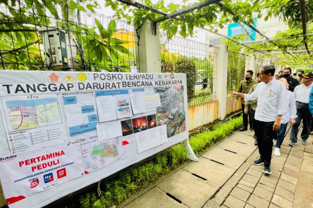 Presiden Jokowi meninjau posko pengungsian kebakaran TBBM Pertamina Plumpang, di RPTRA Rasela, Rawa Badak Selatan, Jakarta, Minggu (5/3/2023) -BPMI Setpres/Laily Rachev.