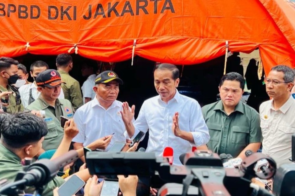 Presiden Jokowi meninjau posko pengungsian kebakaran TBBM Pertamina Plumpang, di RPTRA Rasela, Rawa Badak Selatan, Jakarta, Minggu (5/3/2023). (Foto: BPMI Setpres/Laily Rachev).