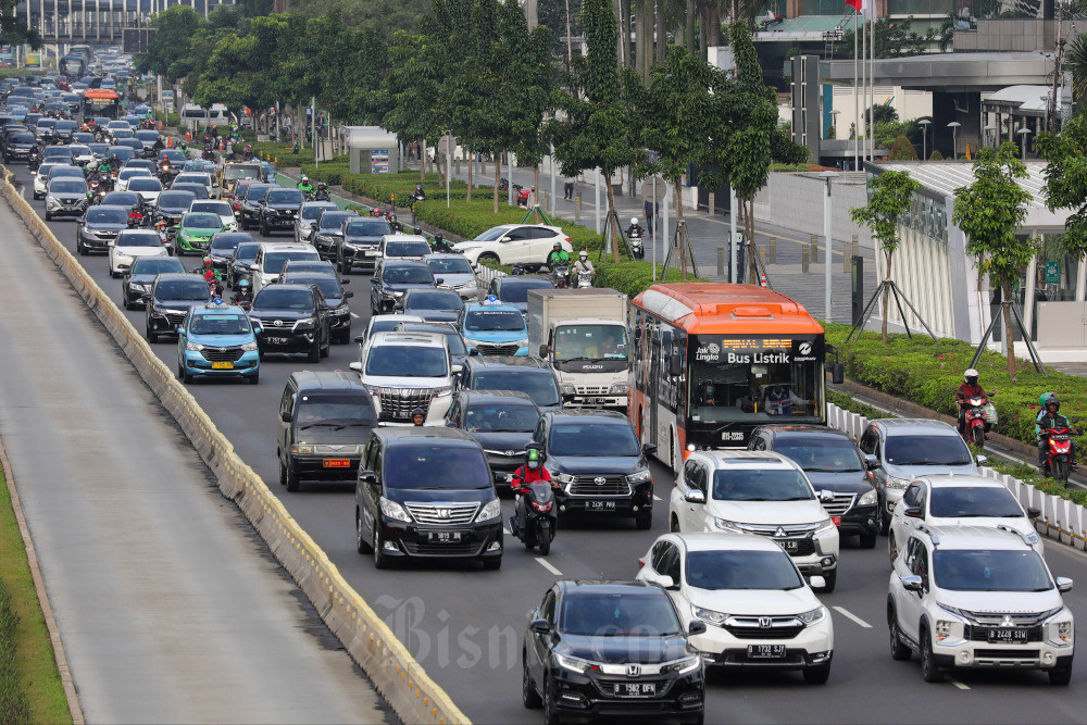 Bus Transjakarta melintas di kawasan Senayan, Jakarta, Senin (7/11/2022). Bisnis/Himawan L Nugraha