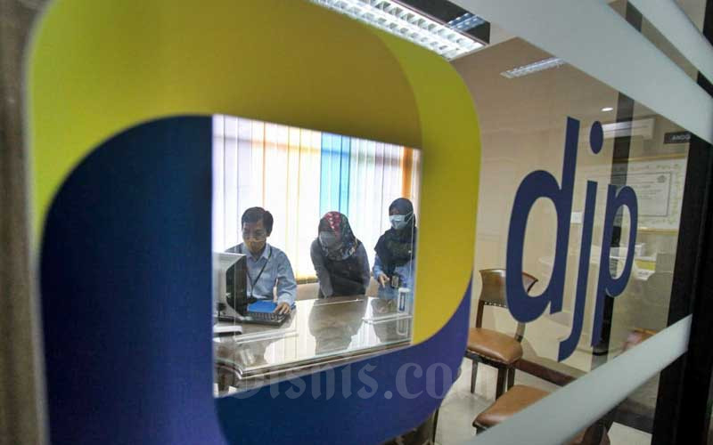 Petugas melayani pengunjung di Kantor pelayanan pajak./Bisnis-Arief Hermawan P