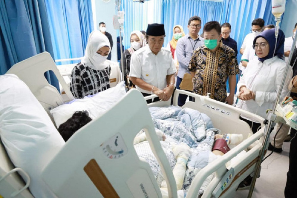 Pj Gubernur Banten Al Muktabar menjenguk warga Banten yang menjadi korban kebakaran depo Pertamina Plumpang/Pemprov Banten.